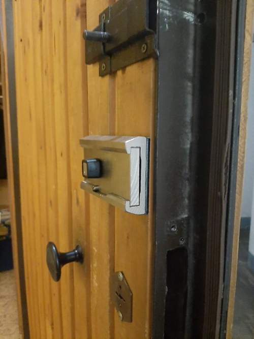 Установка замка барьер-4 на металическую дверь обшитую вагонкой